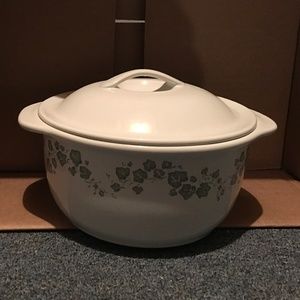 Corelle Coordinates CALLAWAY Green IVY Stoneware - 1.5 qt dish with lid